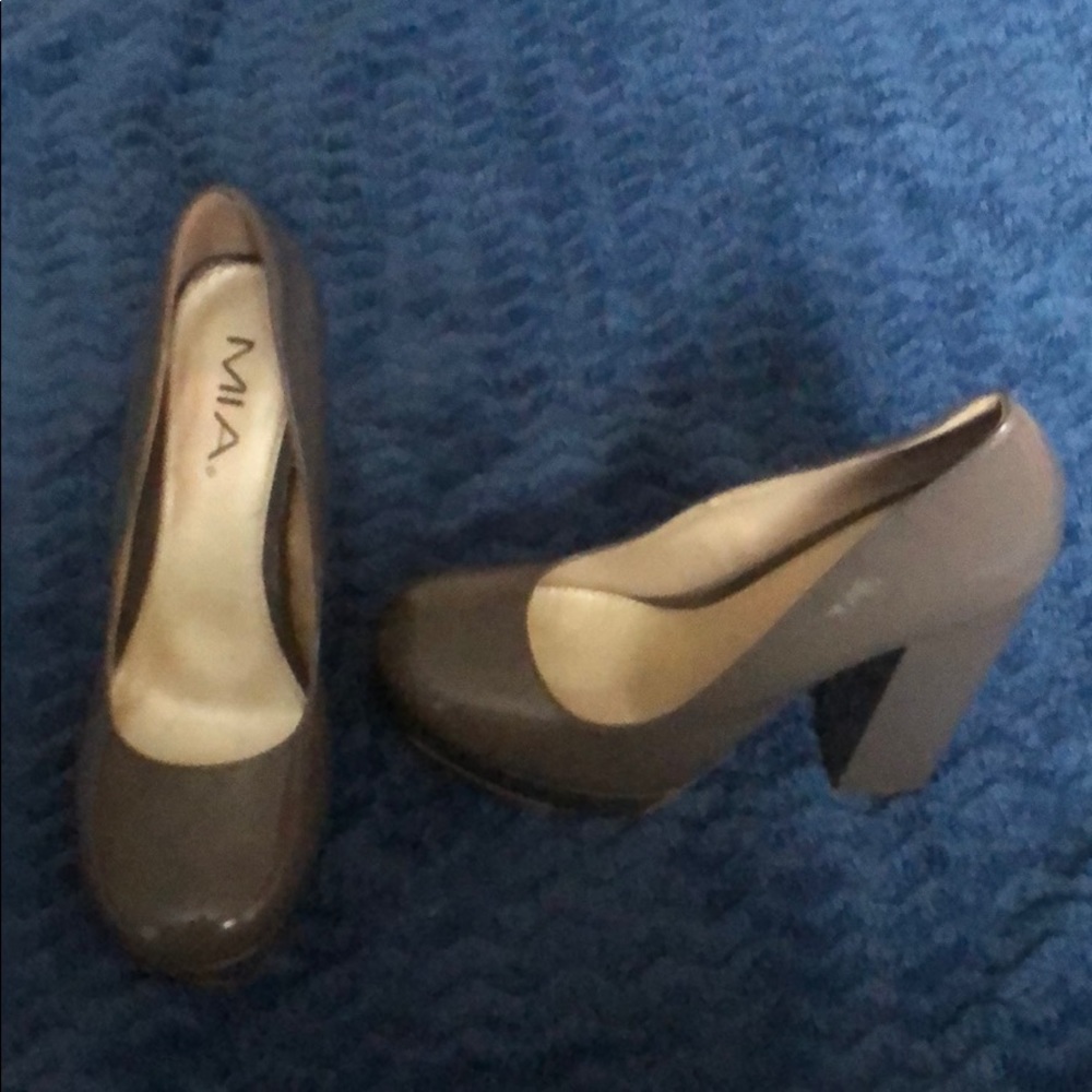 MIA size 7 1/2 grey pumps